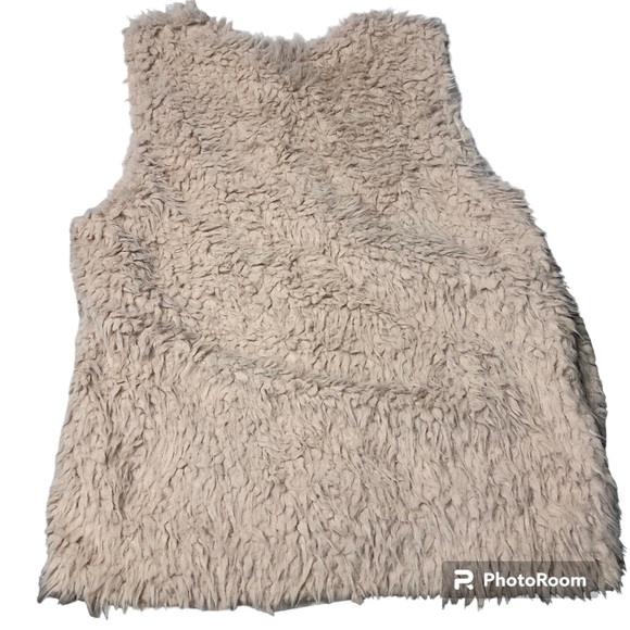 NWT Pink Lily Medium Fluffy Vest Tan Faux Fur Sleeveless Vest with Pockets - Picture 2 of 10